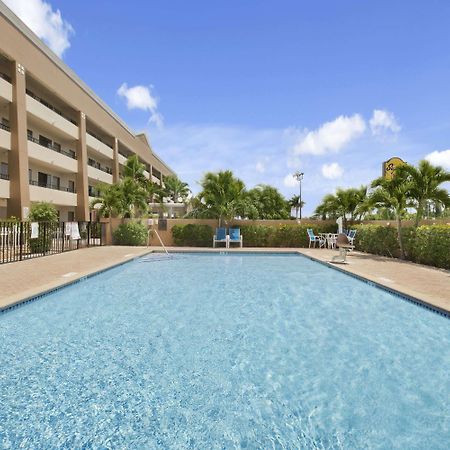 Super 8 By Wyndham Fort Myers Extérieur photo