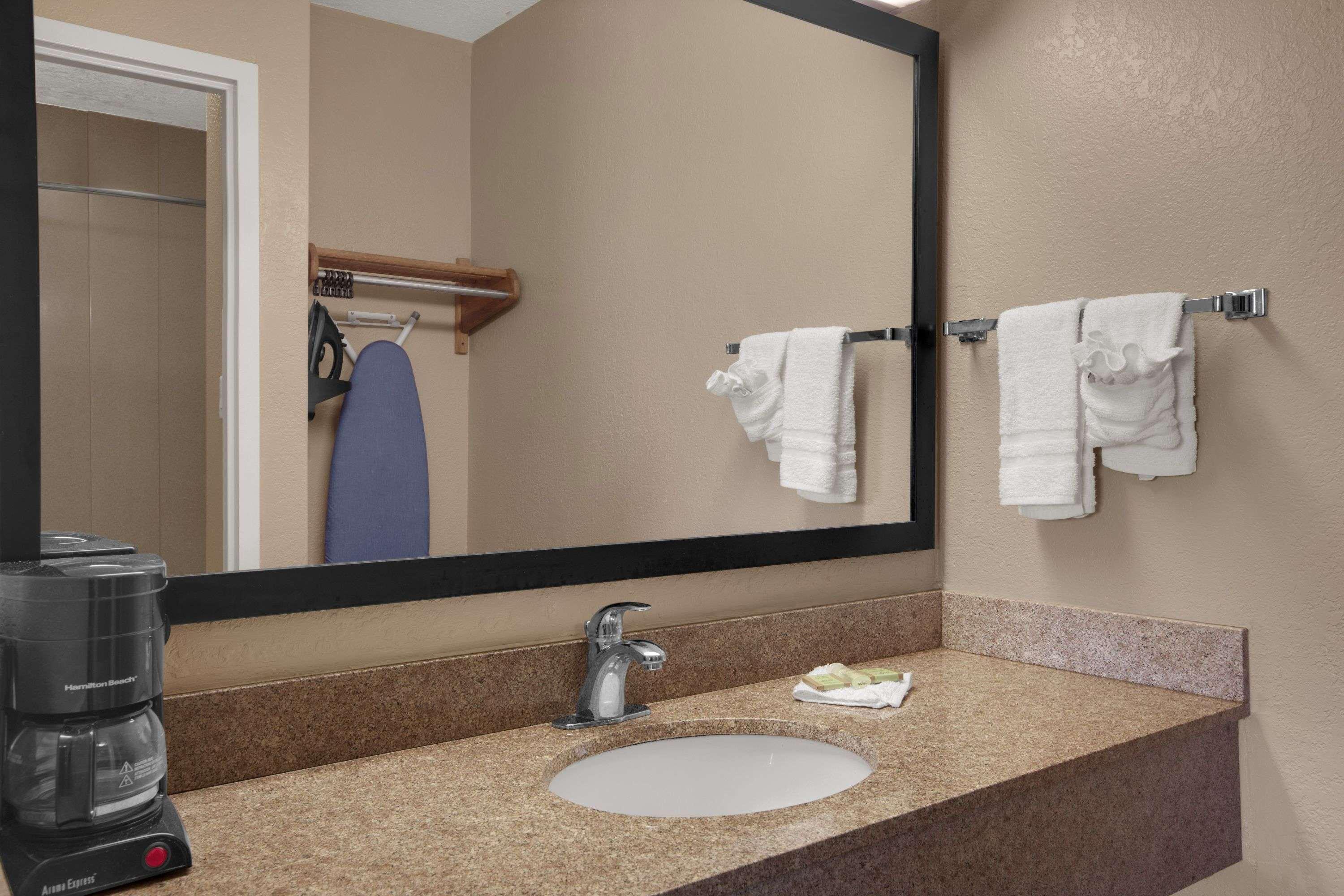 Super 8 By Wyndham Fort Myers Extérieur photo