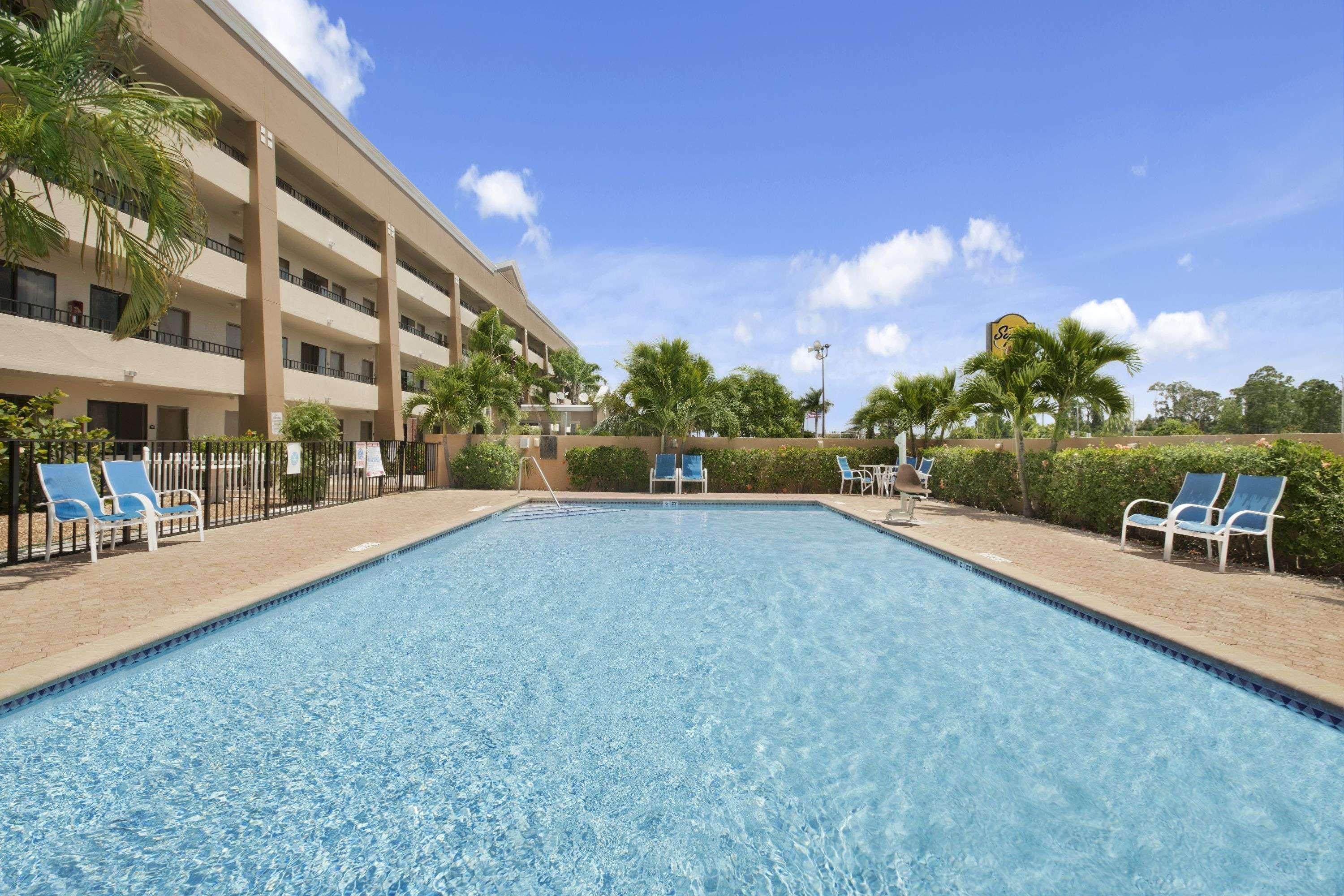 Super 8 By Wyndham Fort Myers Extérieur photo