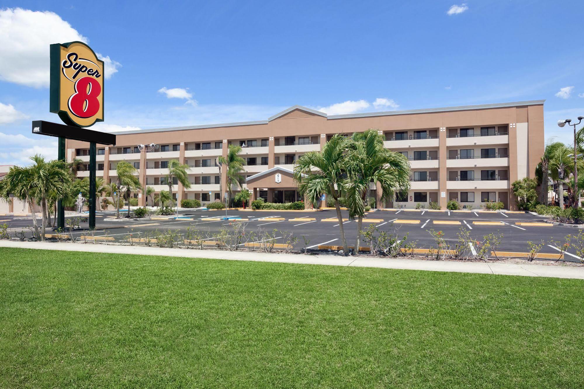 Super 8 By Wyndham Fort Myers Extérieur photo