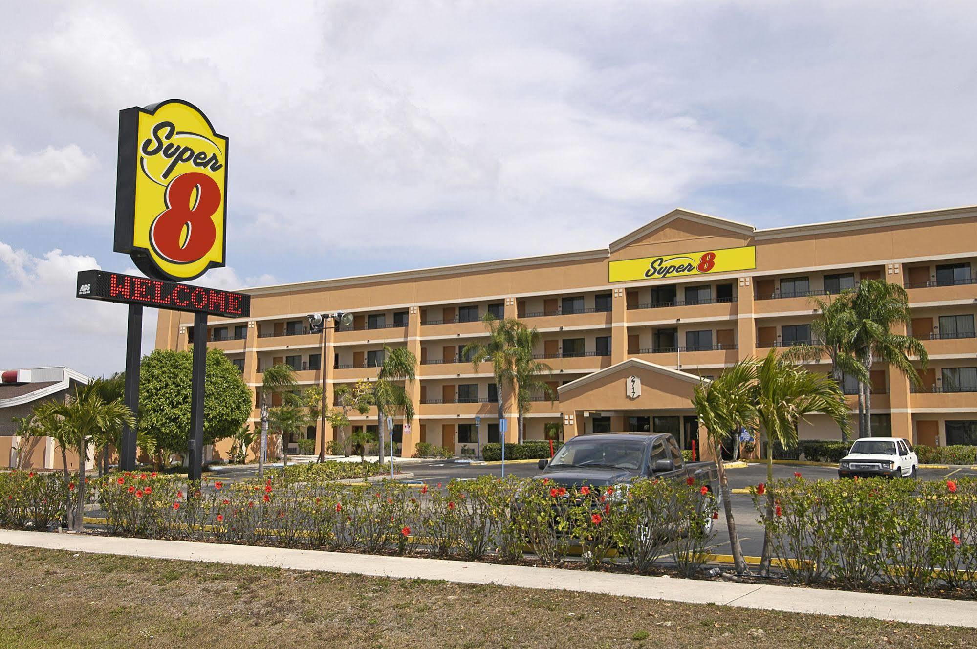 Super 8 By Wyndham Fort Myers Extérieur photo