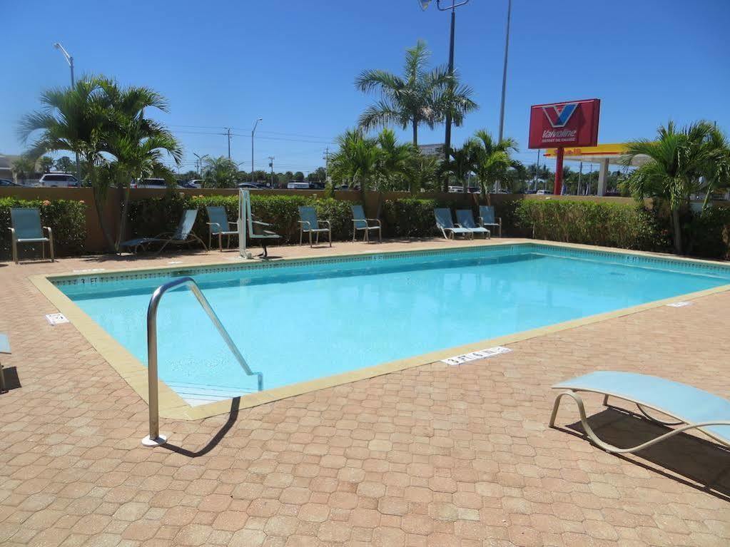Super 8 By Wyndham Fort Myers Extérieur photo