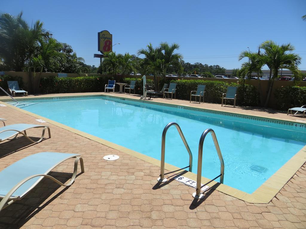 Super 8 By Wyndham Fort Myers Extérieur photo