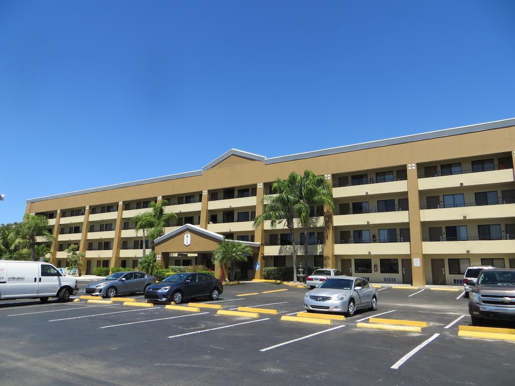 Super 8 By Wyndham Fort Myers Extérieur photo