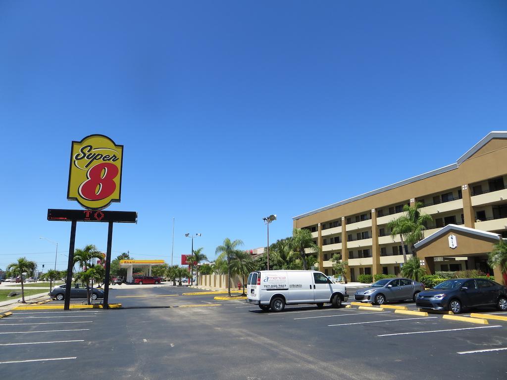 Super 8 By Wyndham Fort Myers Extérieur photo